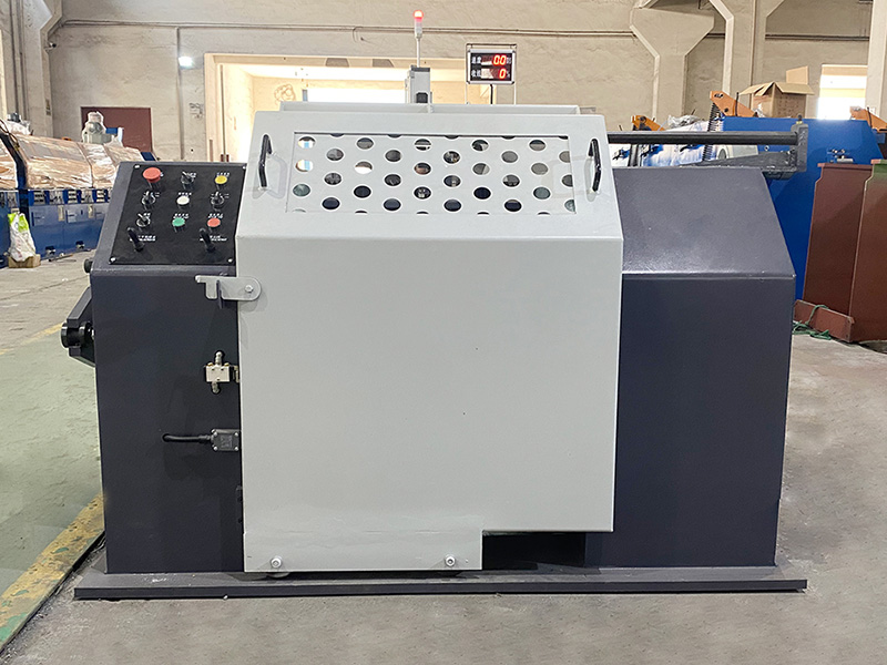 Hoe gaat de Spool Take-up Machine om met variaties in materiaaldikte of dichtheid, en heeft hij de flexibiliteit om de wikkelspanning dienovereenkomstig aan te passen?