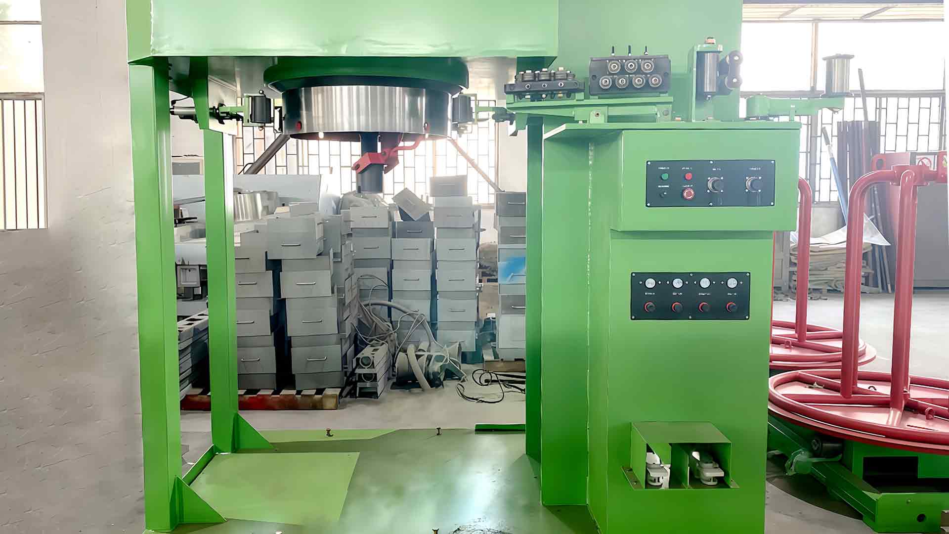 Hoe gaat de watertankdraadtrekmachine om met defecten aan het draadoppervlak, zoals krassen, oxidatie of microscheurtjes tijdens het tekenproces?